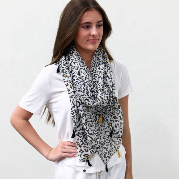 Beautiful Animal Print Design Lightweight Scarf - Picture 2 of 4
